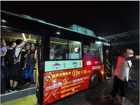 暴雨無(wú)情 公交有愛(ài) ——風(fēng)雨中的堅(jiān)守，因?yàn)槲覀兪枪蝗? width=